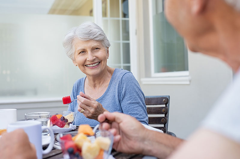 senior-couple-eating-high-fiber-diet